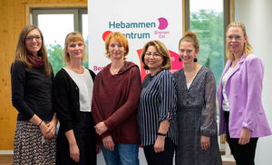 6 Frauen vor Banner Hebammenzentrum