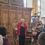 Drei Frauen mit Blumen im Rathaus