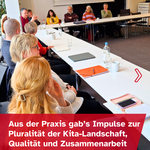 Mehrere Männer und Frauen in einem Seminarraum. Text: Aus der Praxis gab’s Impulse zur Pluralität der Kita-Landschaft, Qualität und Zusammenarbeit