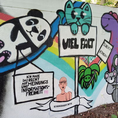 Graffiti bunte Tiere und Schilder zu Vielfalt und Meinungsfreiheit