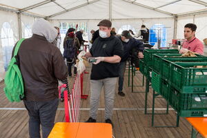 Lebensmittelausgabe im Versorgungszelt. Foto: Bremer Suppenengel