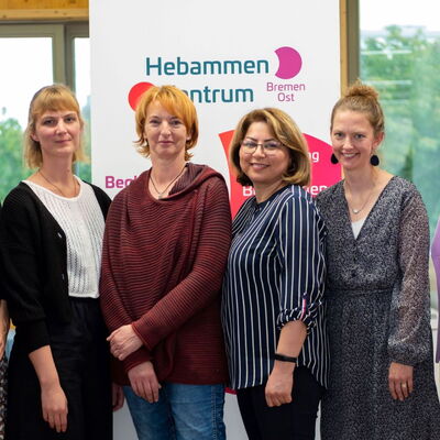 6 Frauen vor Banner Hebammenzentrum