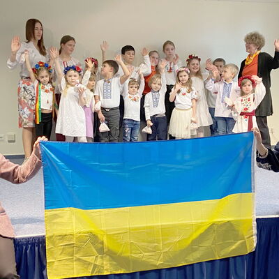 Kinderchor hinter Ukraine-Flagge