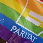 Flagge in Regenbogen-Farben mit Parität-Logo