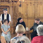 TheaterdarstellerInnen im Bremer Rathaus stellen historische Szene dar