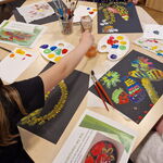 Tisch mit Farbe und bunten Kinderbildern