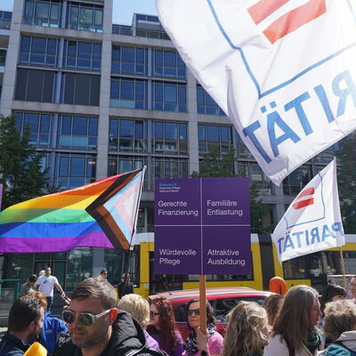 Demonstration in Berlin mit vielen Menschen und Paritätischen Flaggen