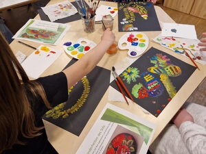 Tisch mit Farbe und bunten Kinderbildern