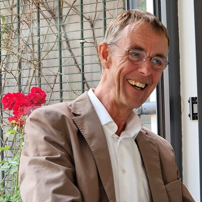 älterer Mann lachend