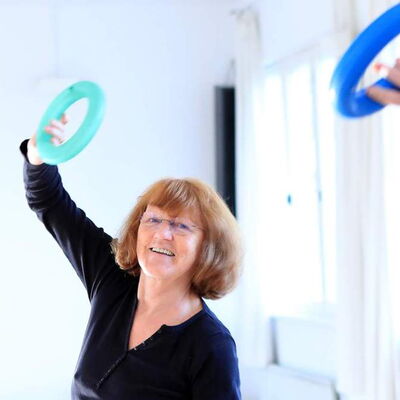 Zwei tanzende Frauen mit Ringen
