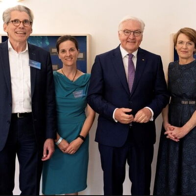 von links: Vorstandsvorsitzender DAK Andreas Storm, Dr. Britta Grote Projekt FUGE AfJ Kinder und Jugendhilfe Bremen, Frank-Walter Steinmeier, Elke Büdenbender