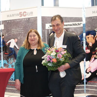 Anja Stahmann (Sozialsenatorin) & Thomas Bretschneider (Vorstand Martinsclub) mit Blumen