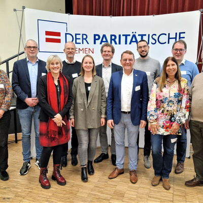 Gruppenfoto von 12 Personen vor einer Leinwand "Der Paritätische" - Die Mitglieder des Verbandsrats des Paritätischen