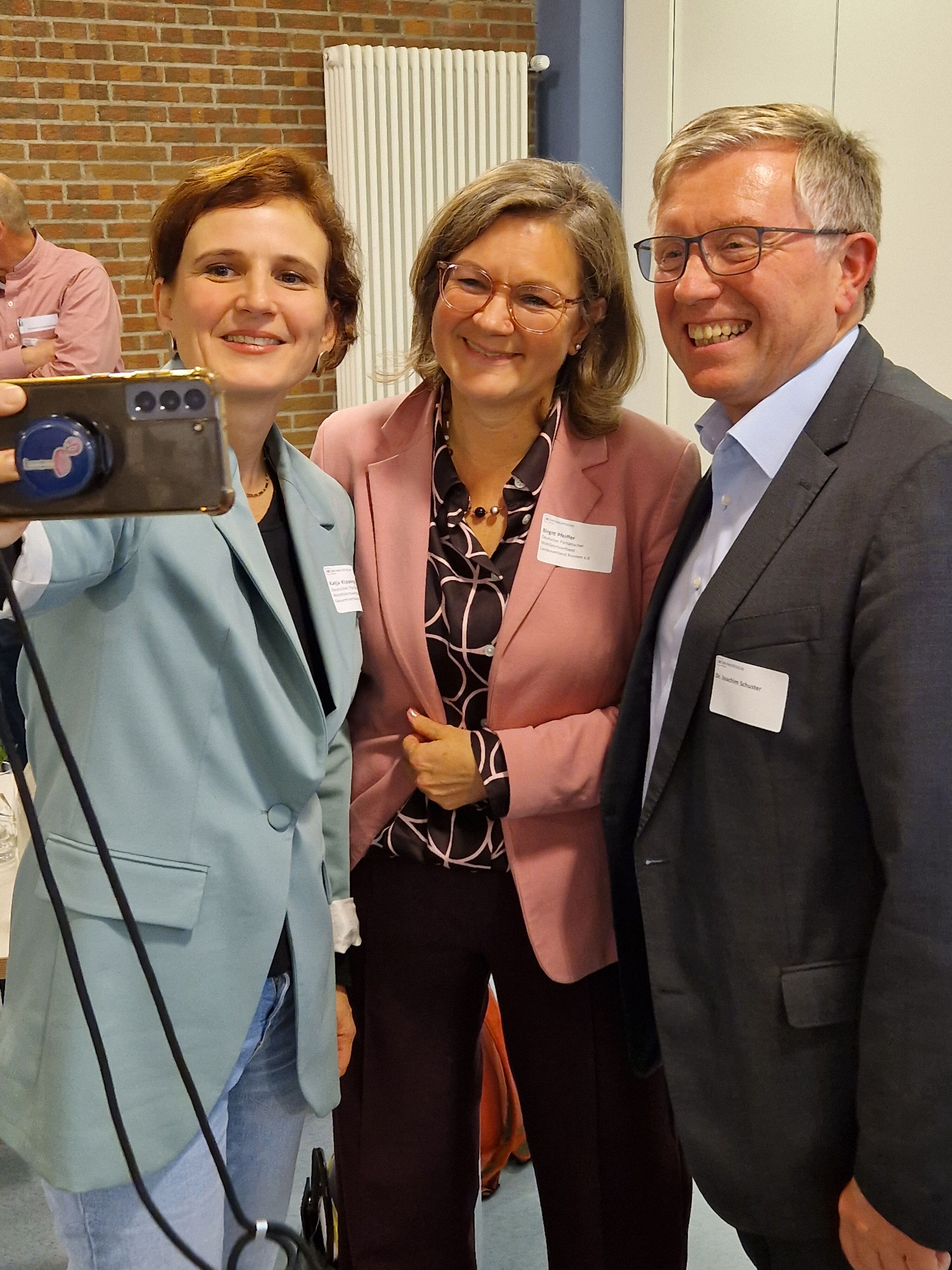 Katja Kipping, Birgitt Pfeiffer, Joachim Schuster machen ein Selfie
