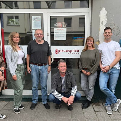 7 Gründungsmitglieder vor Housingfirst-Büro in Bremen