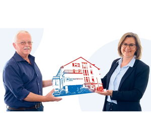 Wolfgang Luz übergibt ein blau-rotes Verbandshaus an Birgitt Pfeiffer
