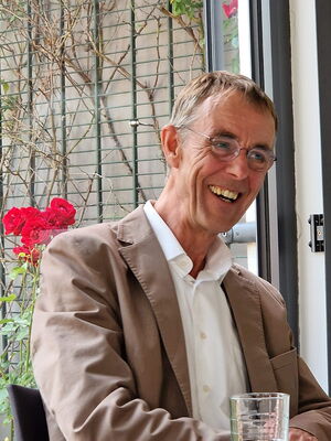 älterer Mann lachend