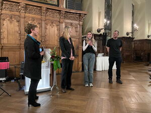 Senatorin Schilling (l.) im Gespräch mit Gesa Ohse (2.v.l.), Alicia Wallenssus-Alaminos und Holger Winkler. Foto: Sozialressort