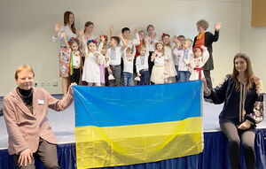Kinderchor hinter Ukraine-Flagge
