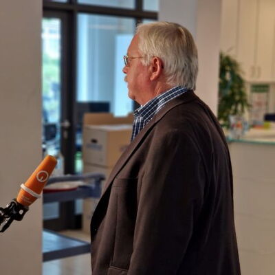 Wolfgang Luz mit Mikrofon