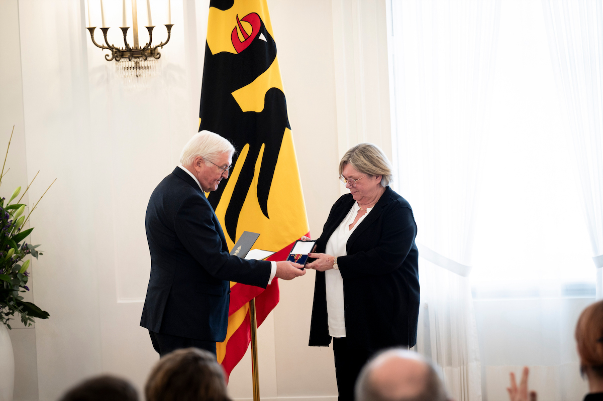 Bundespräsident Steinmeier Überreicht Sabine Schöning im Schloss Bellevue das Bundesverdienstkreuz